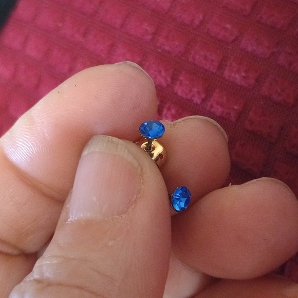 Lot of four vintage stud style pierced earrings - Picture 4 of 5